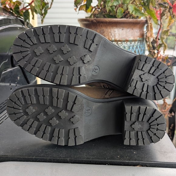 Chelsea Boots - Picture 7 of 8